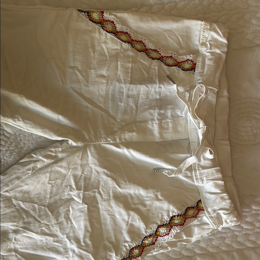 White Cropped Pants with Zigzag Stitching